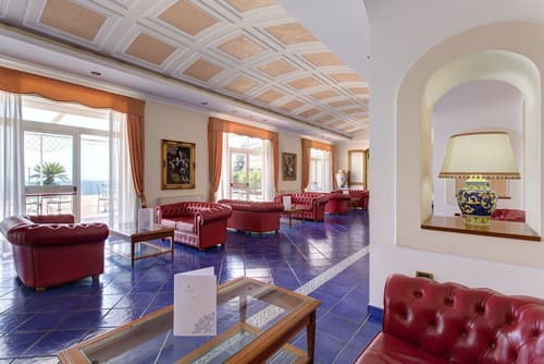 Lloyd's Baia Hotel, Lobby sitting area