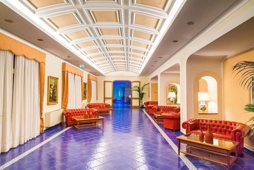 Lloyd's Baia Hotel, Lobby sitting area