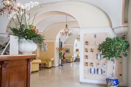 Lloyd's Baia Hotel, Reception