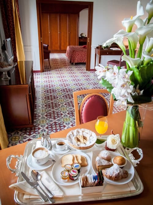 Lloyd's Baia Hotel, Room service - dining