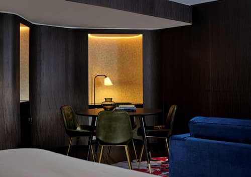 The Westminster London, Curio Collection by Hilton, Living area