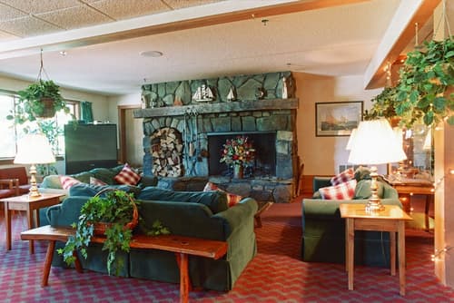 Commodores Inn, Lobby sitting area