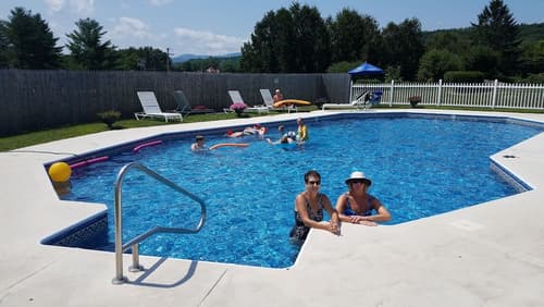 Commodores Inn, Outdoor pool