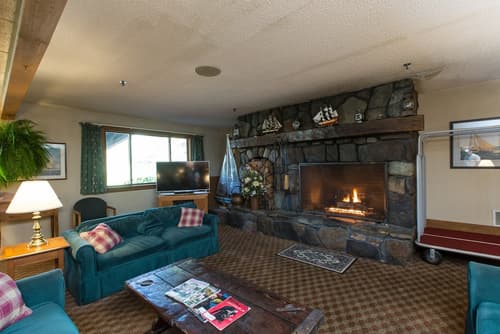 Commodores Inn, Lobby sitting area