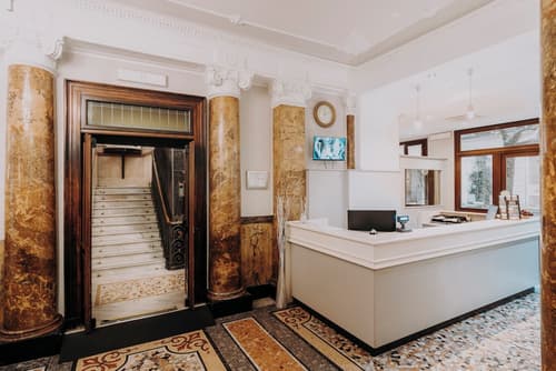 Hotel Astoria, Reception