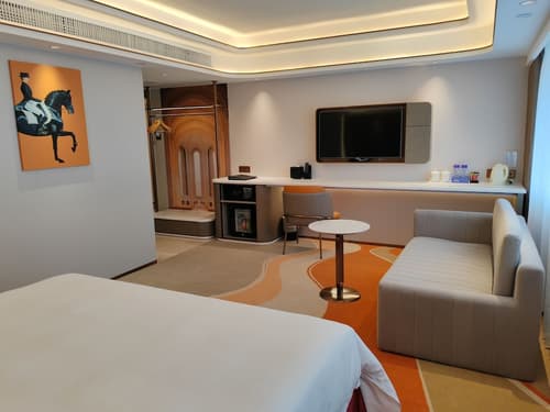 Hotel Beverly Plaza, Primary image