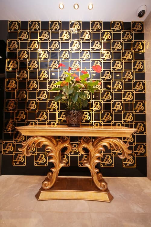 Hotel Beverly Plaza, Interior entrance