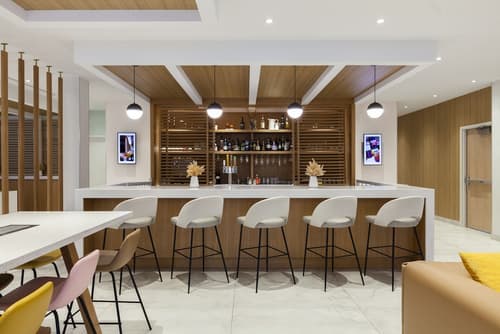 Strata Hotel, Lobby lounge