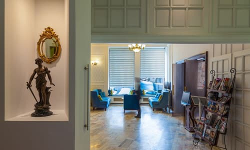 Hotel Capitol, Lobby sitting area