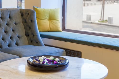 Hotel Capitol, Lobby sitting area