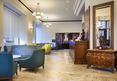 Hotel Capitol, Interior entrance