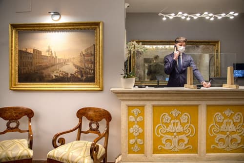 Hotel Mozart, Reception