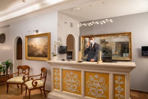 Hotel Mozart, Reception