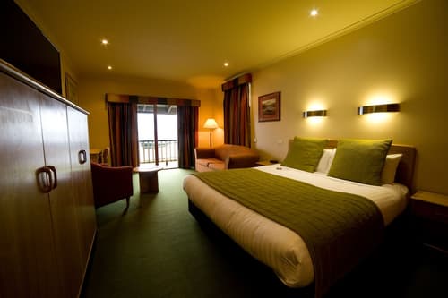 Strahan Village, Room