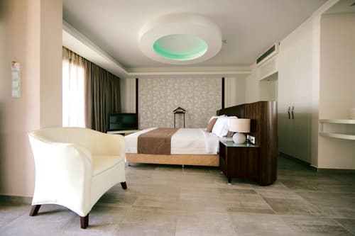 Atlantis Hotel, Room