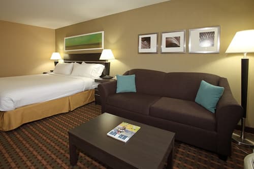 Holiday Inn Express & Suites - Vernon by IHG, Room