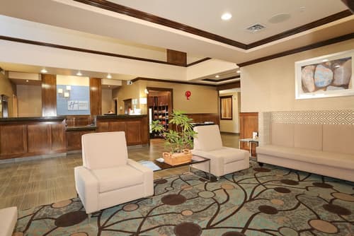 Holiday Inn Express & Suites - Vernon by IHG, Lobby sitting area