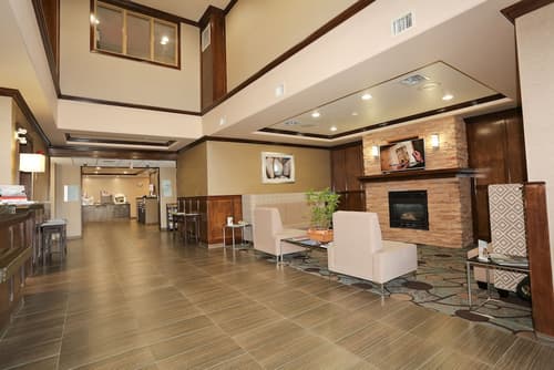 Holiday Inn Express & Suites - Vernon by IHG, Interior entrance