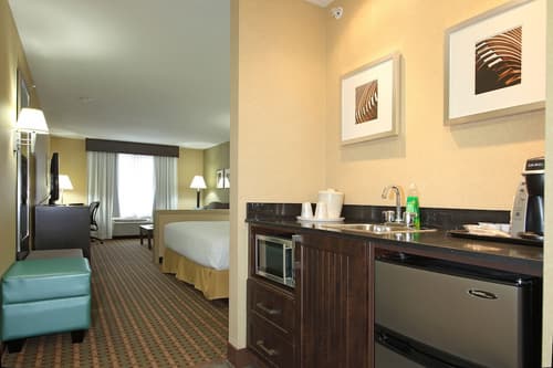 Holiday Inn Express & Suites - Vernon by IHG, Room