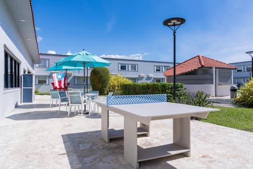 Spark by Hilton Ponce, Exterior