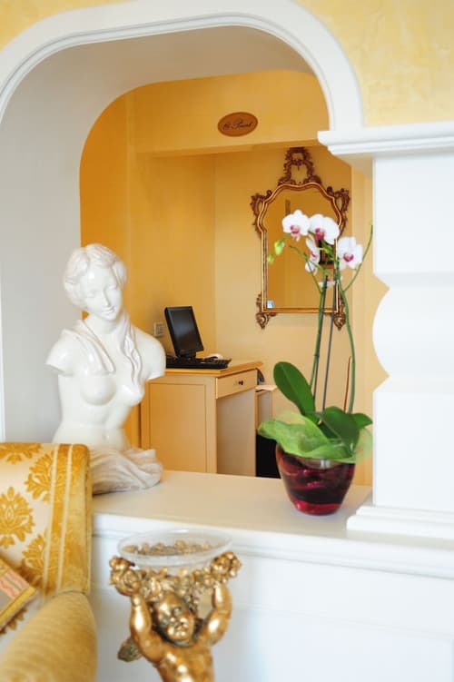 Viktoria Palace Hotel, Reception