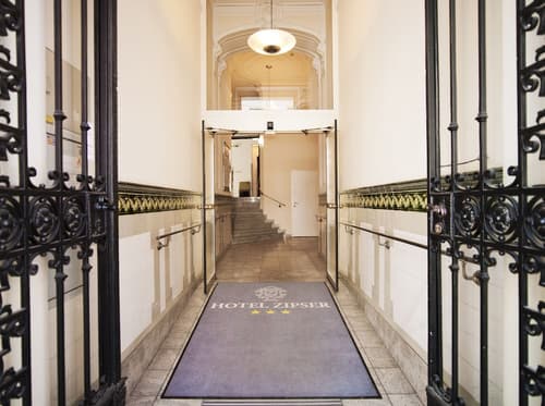 Hotel Zipser, Interior entrance