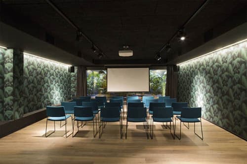 Yurbban Trafalgar Hotel, Business center