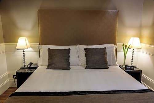 The Independent Suites, Room