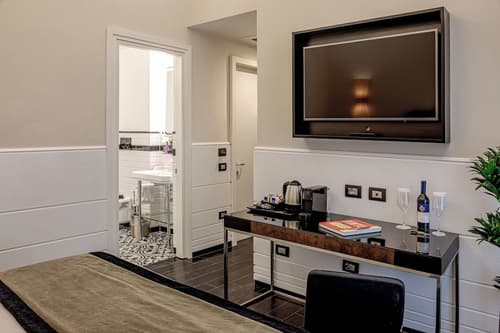 The Independent Suites, Room