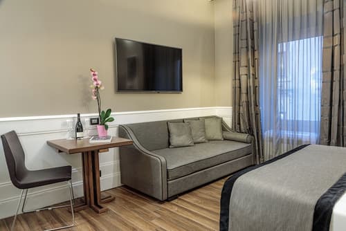 The Independent Suites, Room