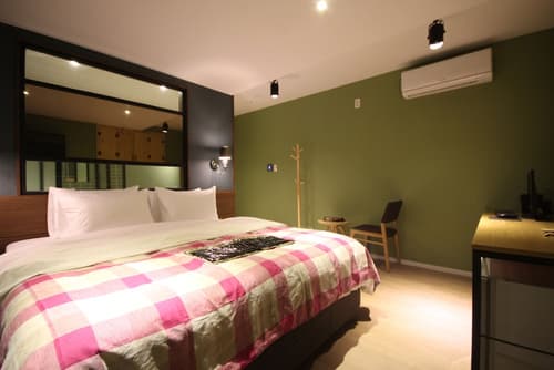 25 Hours Hotel, Room