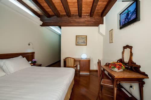 Hotel Flora, Primary image