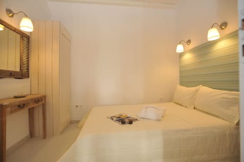 Navy Blue Suites, Room