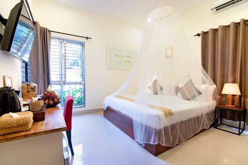 River and Villa, Room