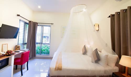 River and Villa, Room