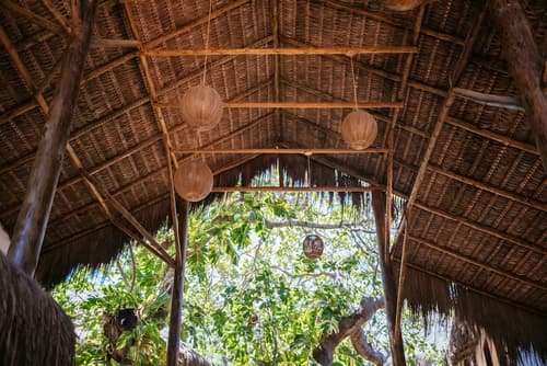 Hurricane Jeri Praia, Interior entrance