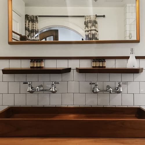 Freehand Chicago, Bathroom sink