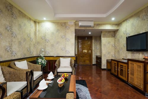 Hotel Shwe Pyi Thar, Lobby sitting area