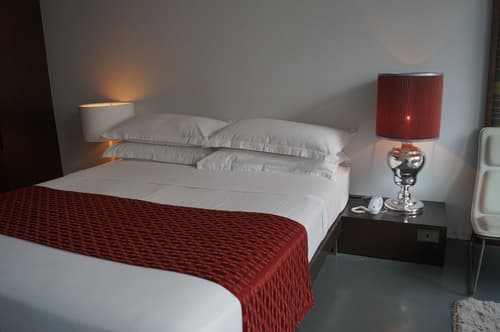 Valentine On George, Room