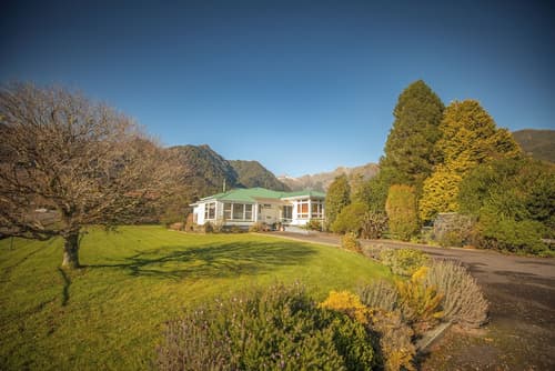 Rainforest Motel, Primary image