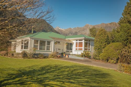Rainforest Motel, Lobby