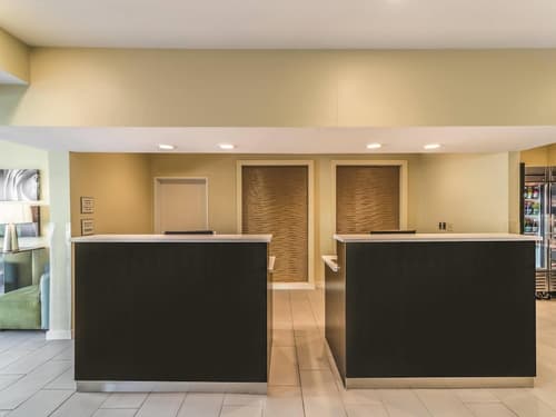 La Quinta Inn & Suites by Wyndham Collinsville - St. Louis, Lobby