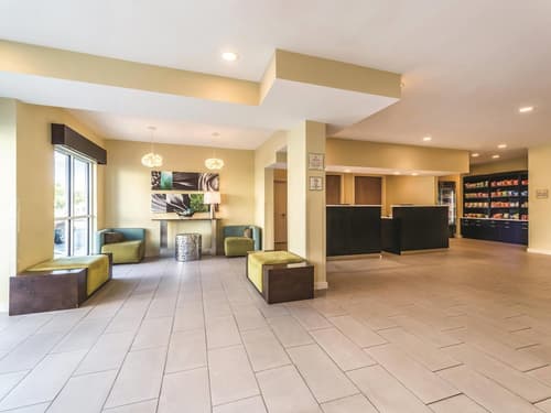 La Quinta Inn & Suites by Wyndham Collinsville - St. Louis, Lobby
