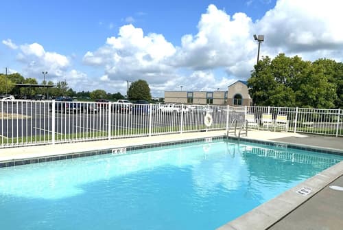 La Quinta Inn & Suites by Wyndham Collinsville - St. Louis, Pool