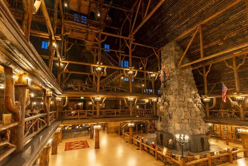 Old Faithful Inn - Inside the Park, Lobby