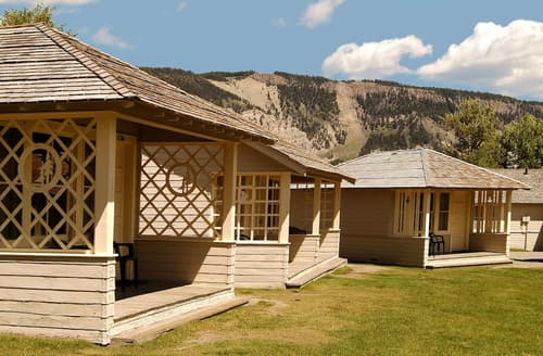 Mammoth Hot Springs & Cabins - Inside the Park, Room