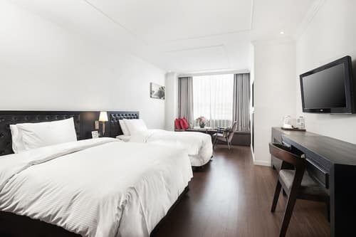 Hotel President, Room