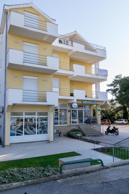 Villa Irena, Property grounds