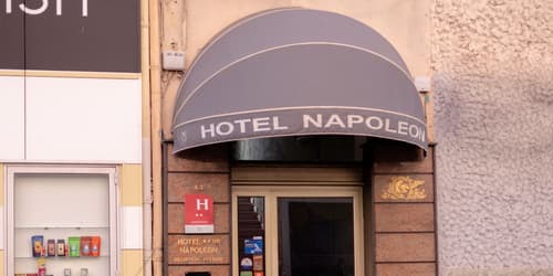 Hotel Napoléon, Front of property