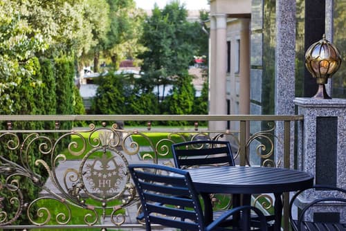 Plaza Hotel Bishkek, Dining